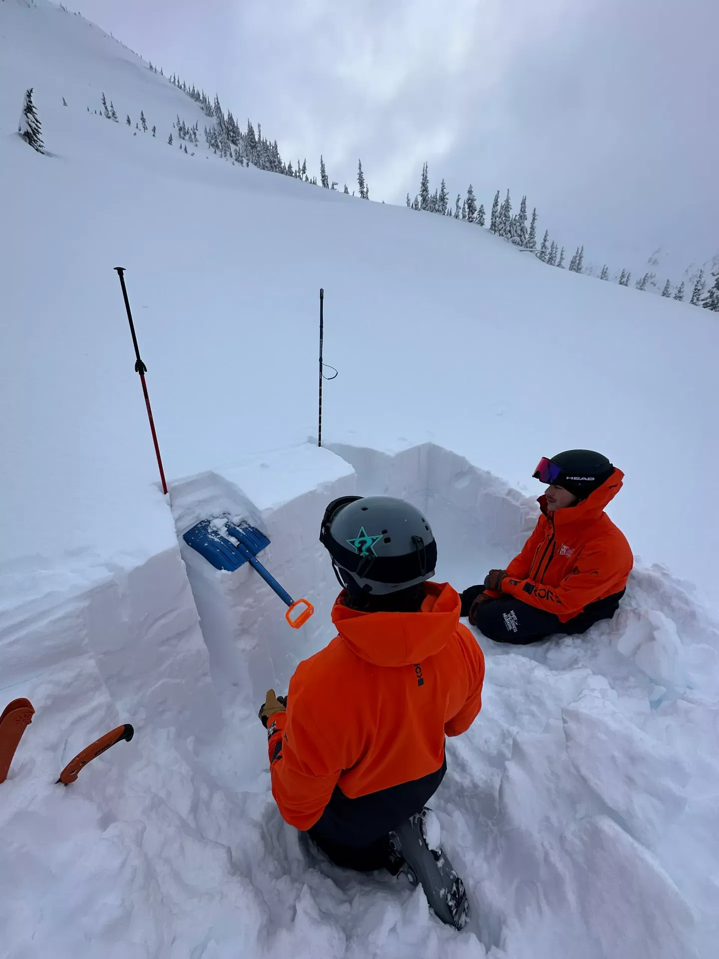 Guides examinant le manteau neigeux dans une fosse