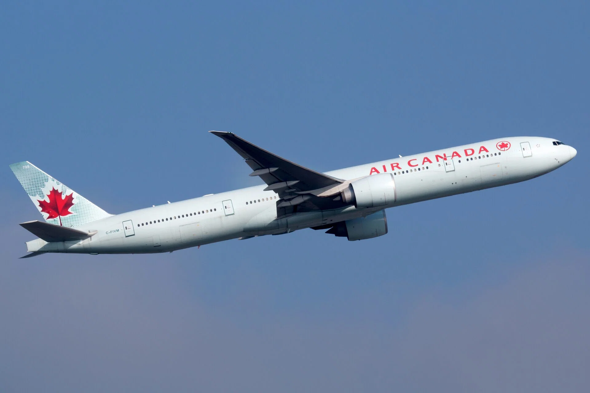 Boeing 777-300 d’Air Canada en montée après le décollage