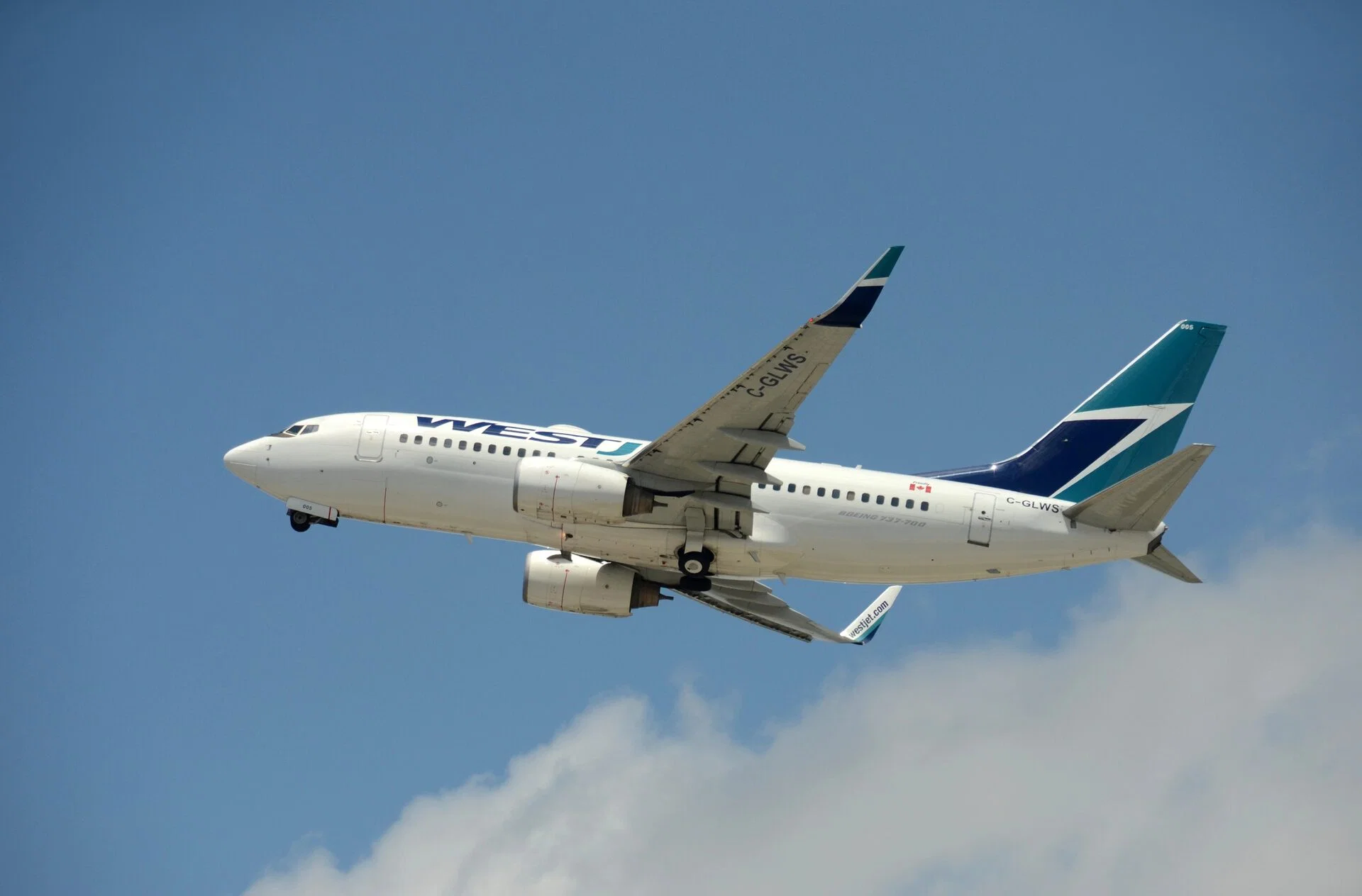 Boeing 737 de WestJet au décollage dans un ciel bleu